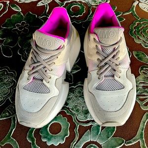 Runner low-top chunky sneakers. France size 38.5 is a size 8, 8.5 in the USA.
